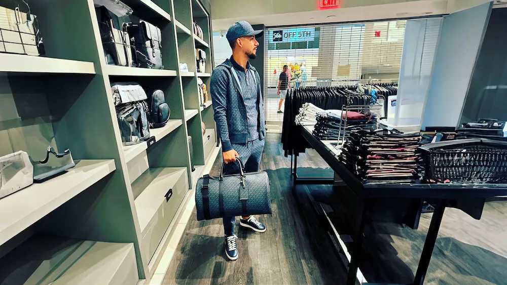 Personal Shopper de Envíos Power Miami mostrado maleta